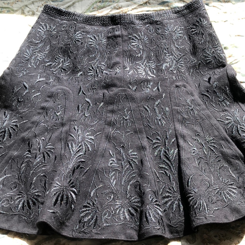 Beautiful embroidered Elie Tahari ruffled skirt